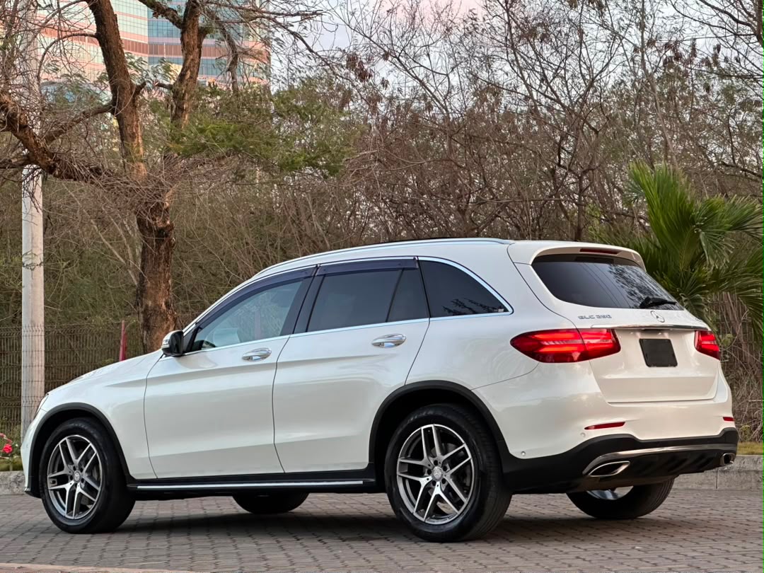 Mercedes benz thumbnail 2